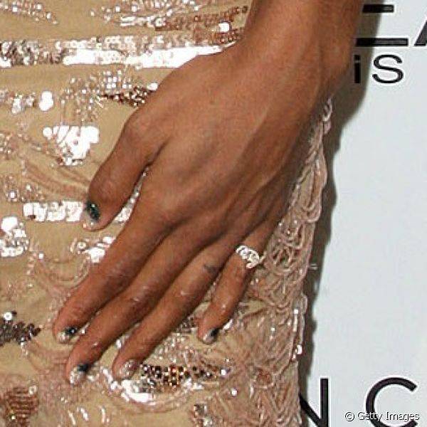 Para comparecer ao evento 5th Annual ESSENCE Black Women In Hollywood, em fevereiro de 2012, Kelly criou um degrad? de glitter